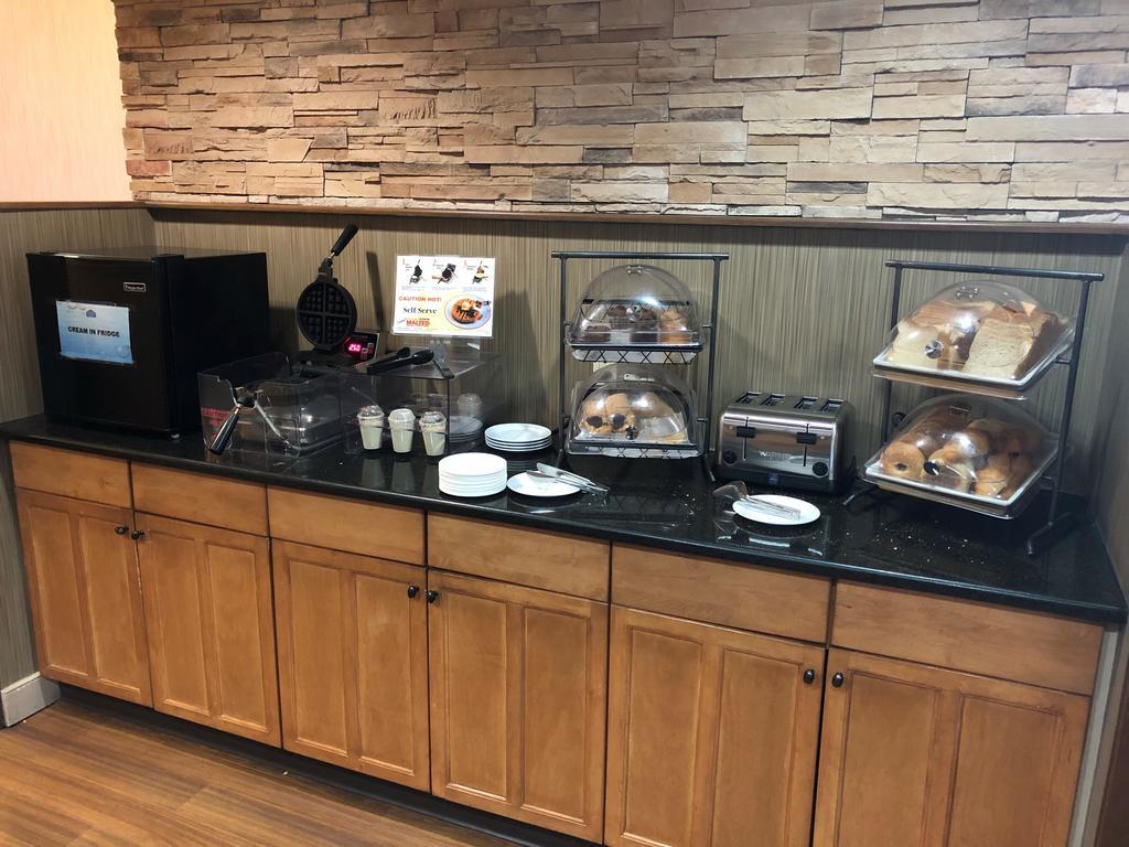Lakeview Signature Inn Calgary Airport Екстер'єр фото