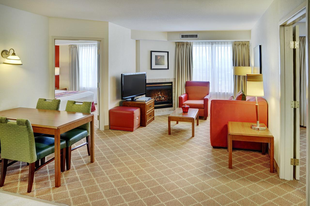 Lakeview Signature Inn Calgary Airport Екстер'єр фото
