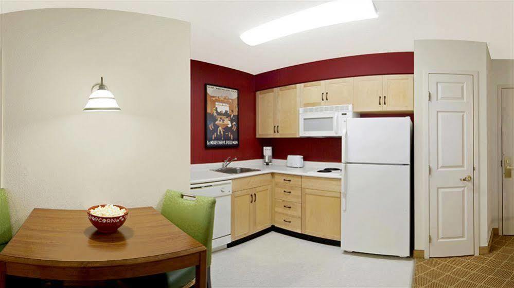Lakeview Signature Inn Calgary Airport Екстер'єр фото