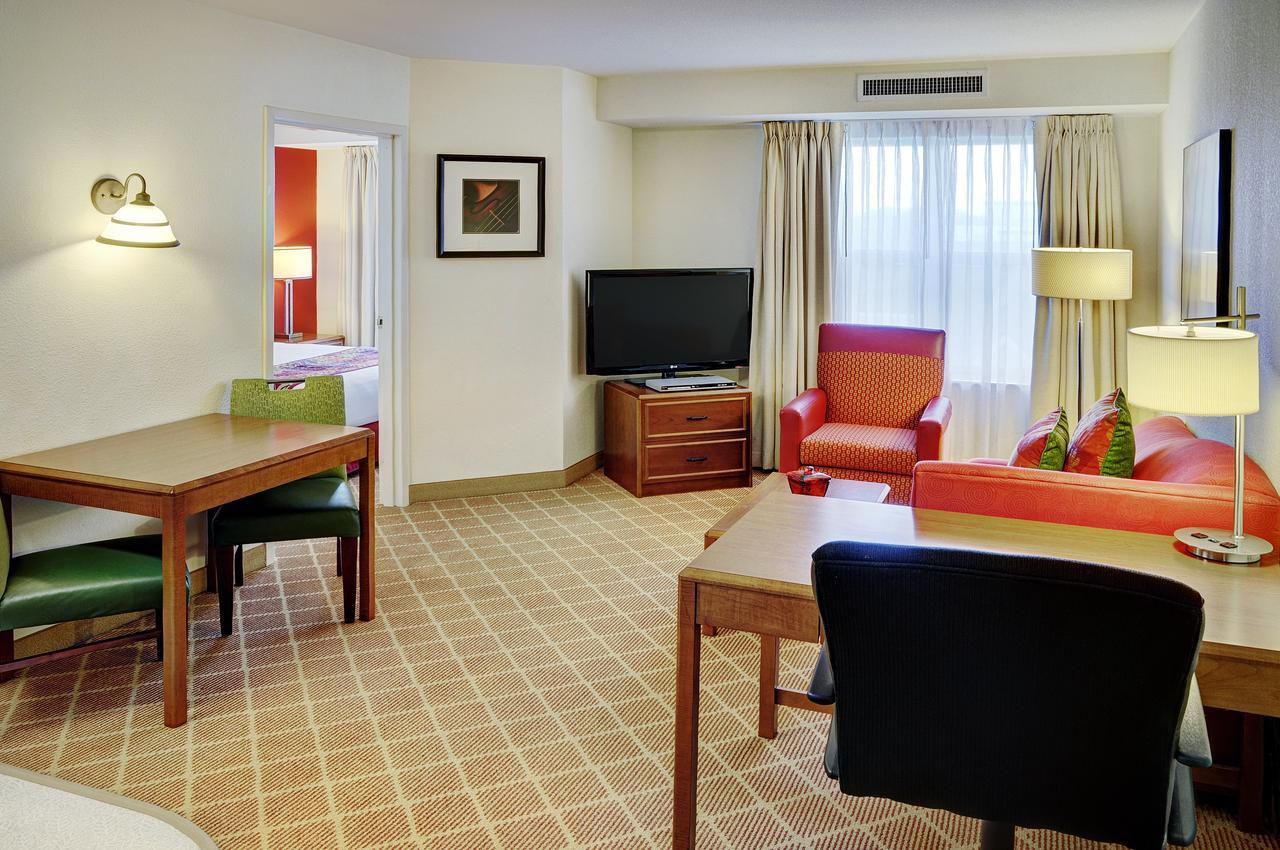 Lakeview Signature Inn Calgary Airport Екстер'єр фото