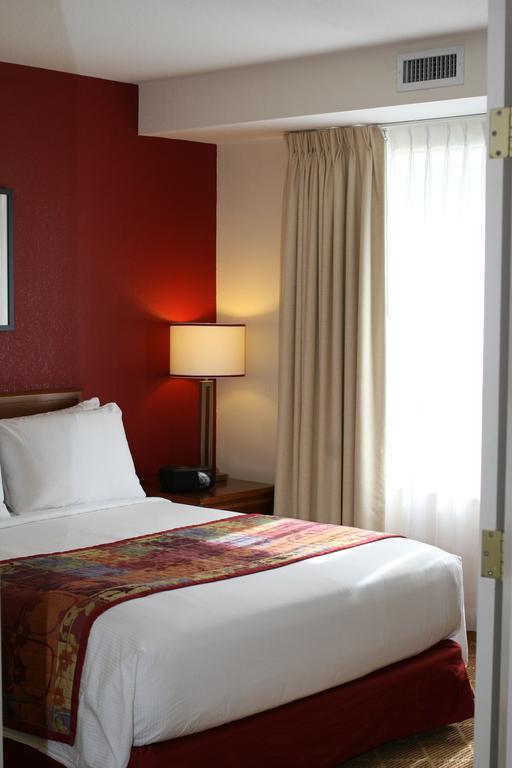 Lakeview Signature Inn Calgary Airport Екстер'єр фото