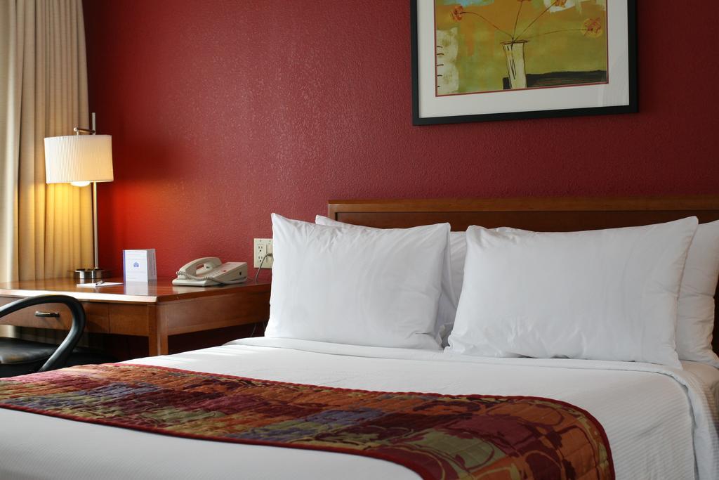 Lakeview Signature Inn Calgary Airport Екстер'єр фото